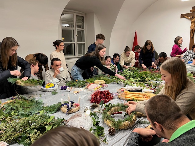 TEDeum: koszorúkötés mozgássérült fiatalokkal