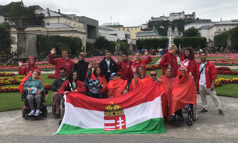 Mozgássérült magyar fiatalok a muzsika városában