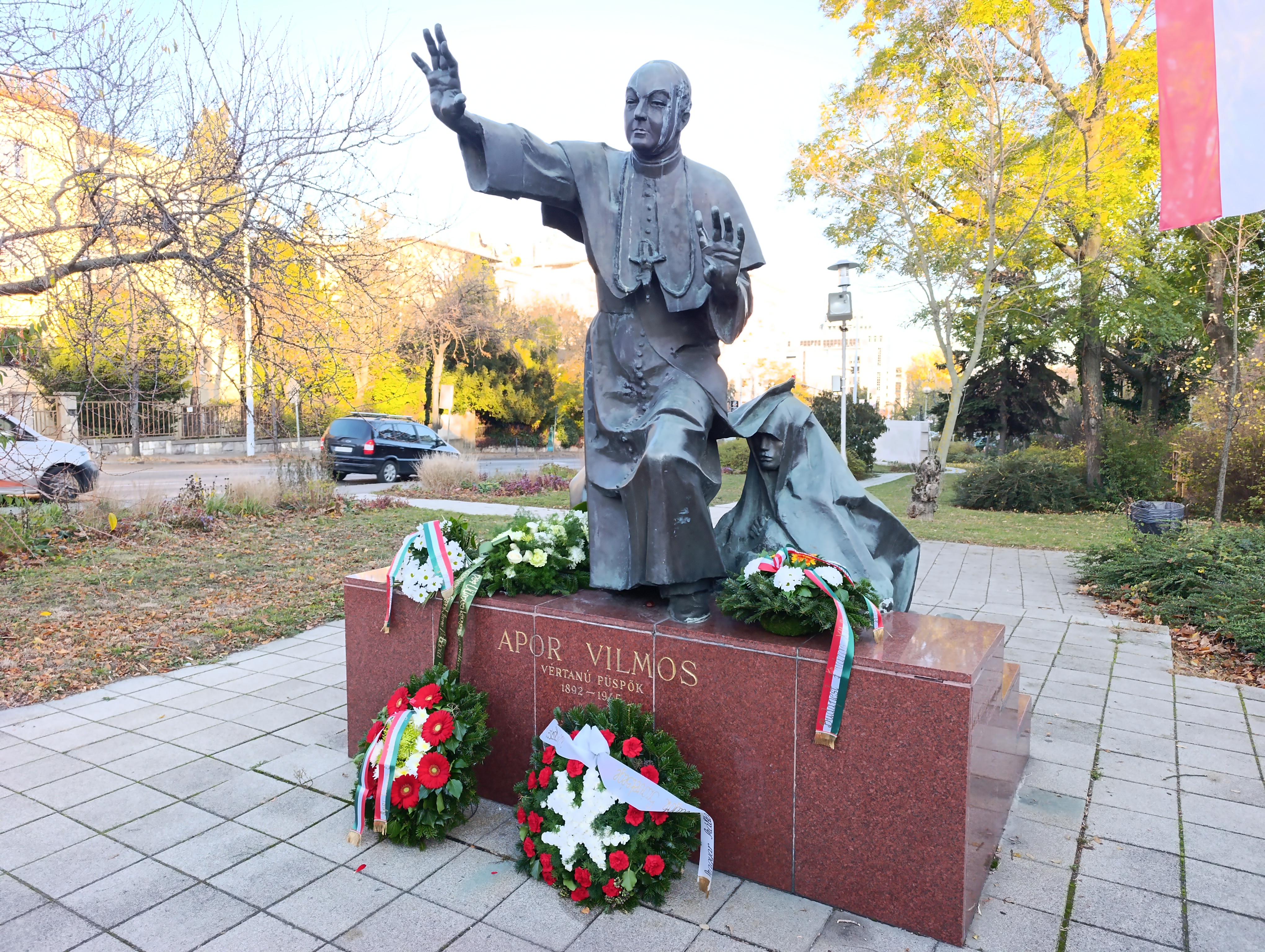 Koszorúzás Boldog Apor Vilmos szobránál